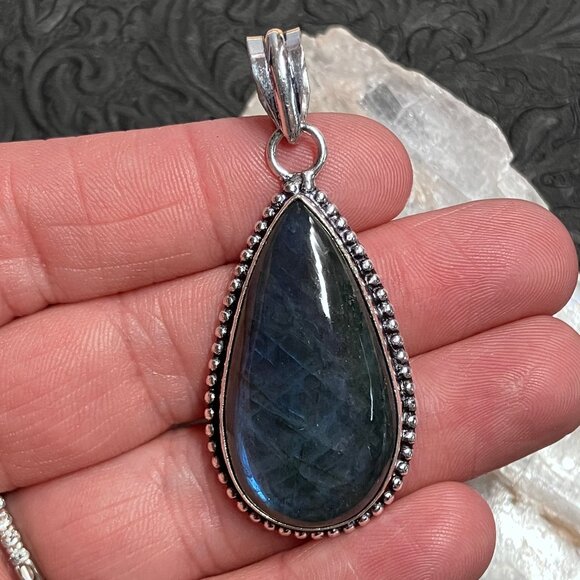 Blue Flash Labradorite Pendant - Picture 6 of 8